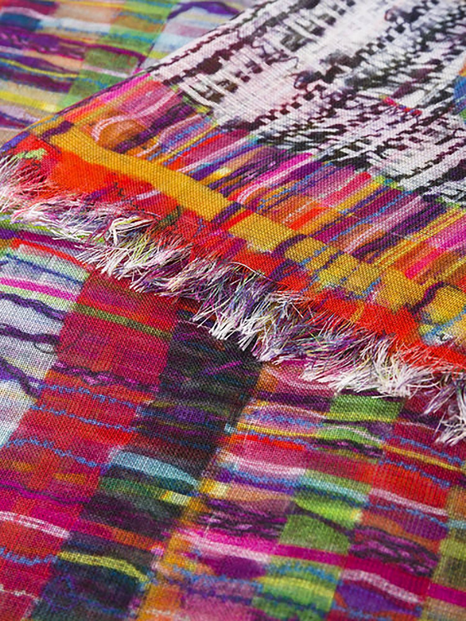 Multicoloured cashmere-silk blend striped scarf from Chanel Vintage featuring fringed edges. 

Dimensions: L180cm x H130cm

Please note that vintage items are not new and therefore might have minor imperfections.

Made in Italy
