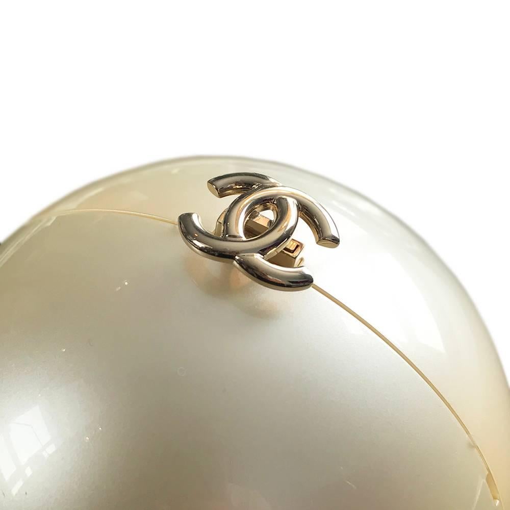 RUNAWAY Chanel Minaudiere in Perlenform im Zustand „Hervorragend“ in London, GB