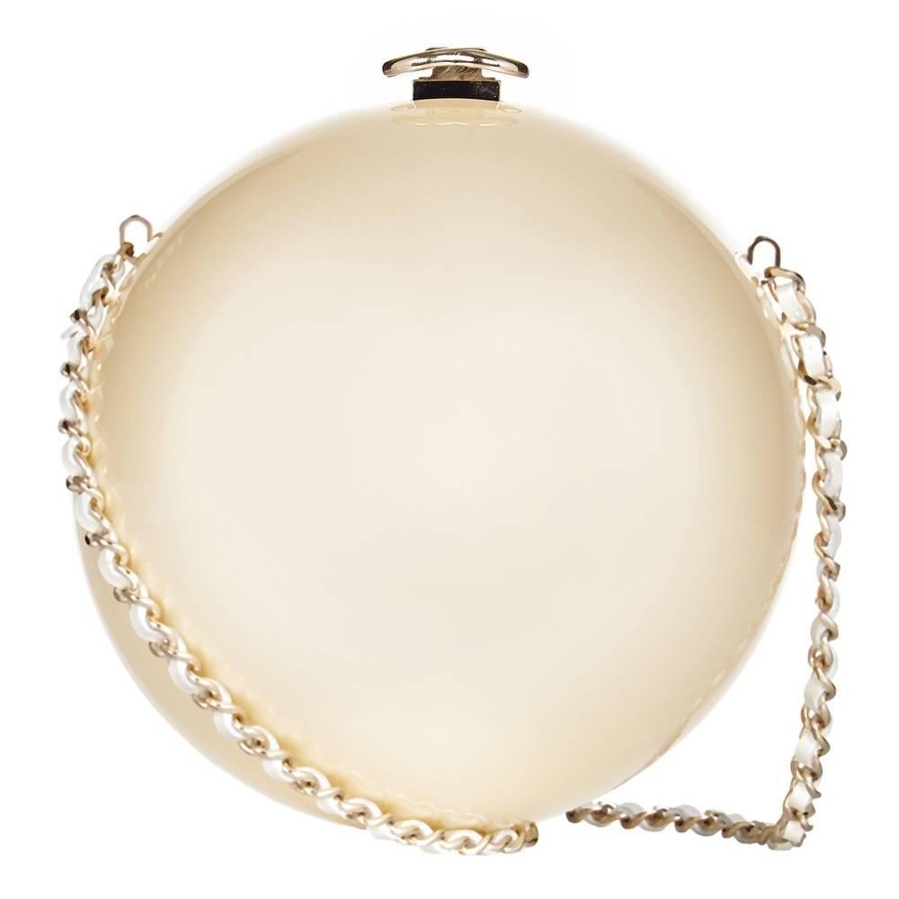 RUNAWAY Chanel Minaudiere in Perlenform