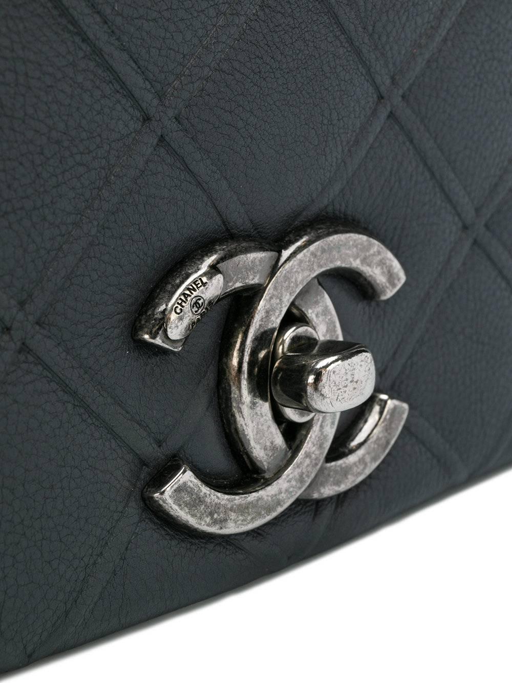 Chanel Zweifarbige Ledertasche mit Klappe (Schwarz)