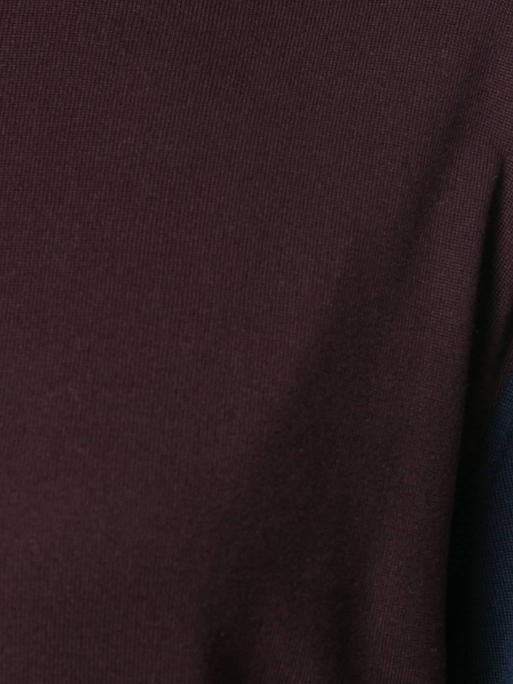 This Hermes turtleneck top is crafted from brown, black and blue silk. Featuring long sleeves, a ribbed hem and cuffs, and finished with a straight hem. 

Colour: Black/ Brown/ Blue

Composition: 100% Silk

Size: L

Condition: 9/10