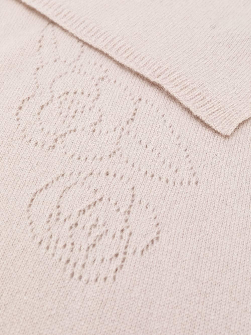 Crafted from a beautifully feminine dusty pink cashmere, this logo scarf features a cable knit, finished with a beaded signature interlocking logo.  

Colour: Dusty Pink

Composition: 100% Cashmere

Dimensions: 206cm x 45cm

Condition: 9/10