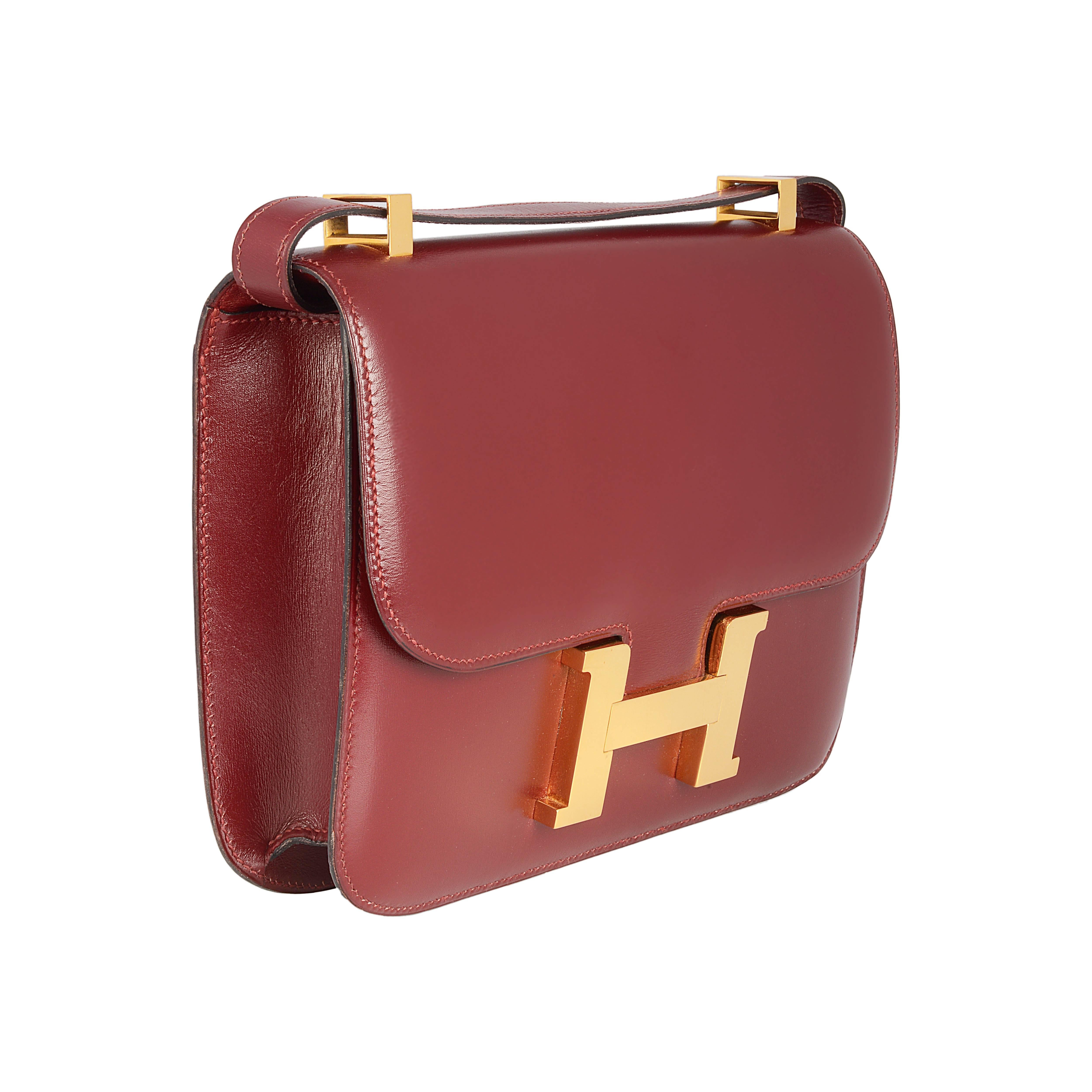 An Hermès Constance bag in a deep red box calf leather with gold-tone hardware. This is a very rare item in a sought-after colour. The bag is lined with soft red leather and has one internal zipped pocket. 

Colour: Rouge H

Material: Box calf