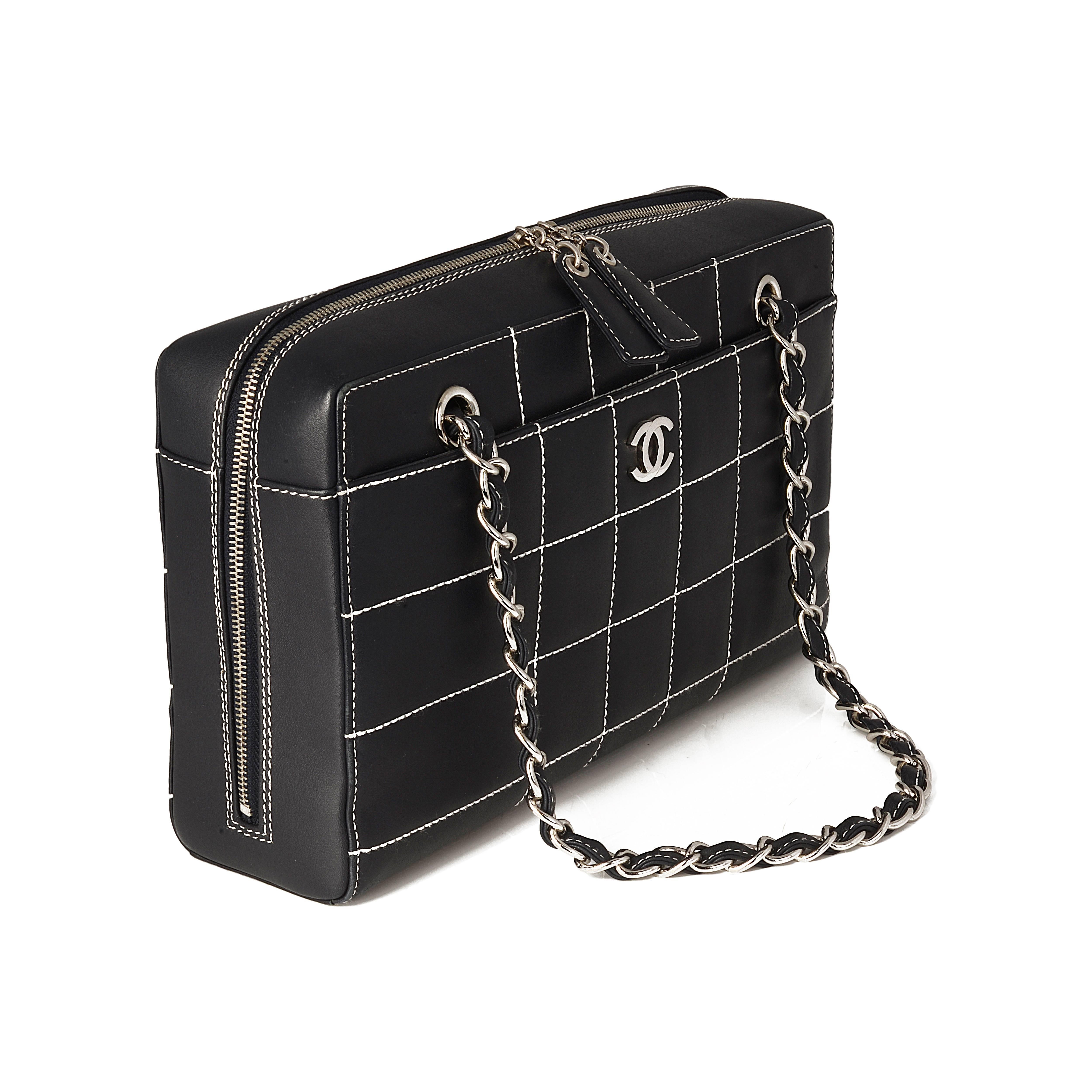 Crafted in France from navy blue leather, this unique shoulder bag features chain and leather straps, and a double zip closure. Inside there is a spacious main compartment and an internal zipped pocket for all your daily essentials. The exterior is