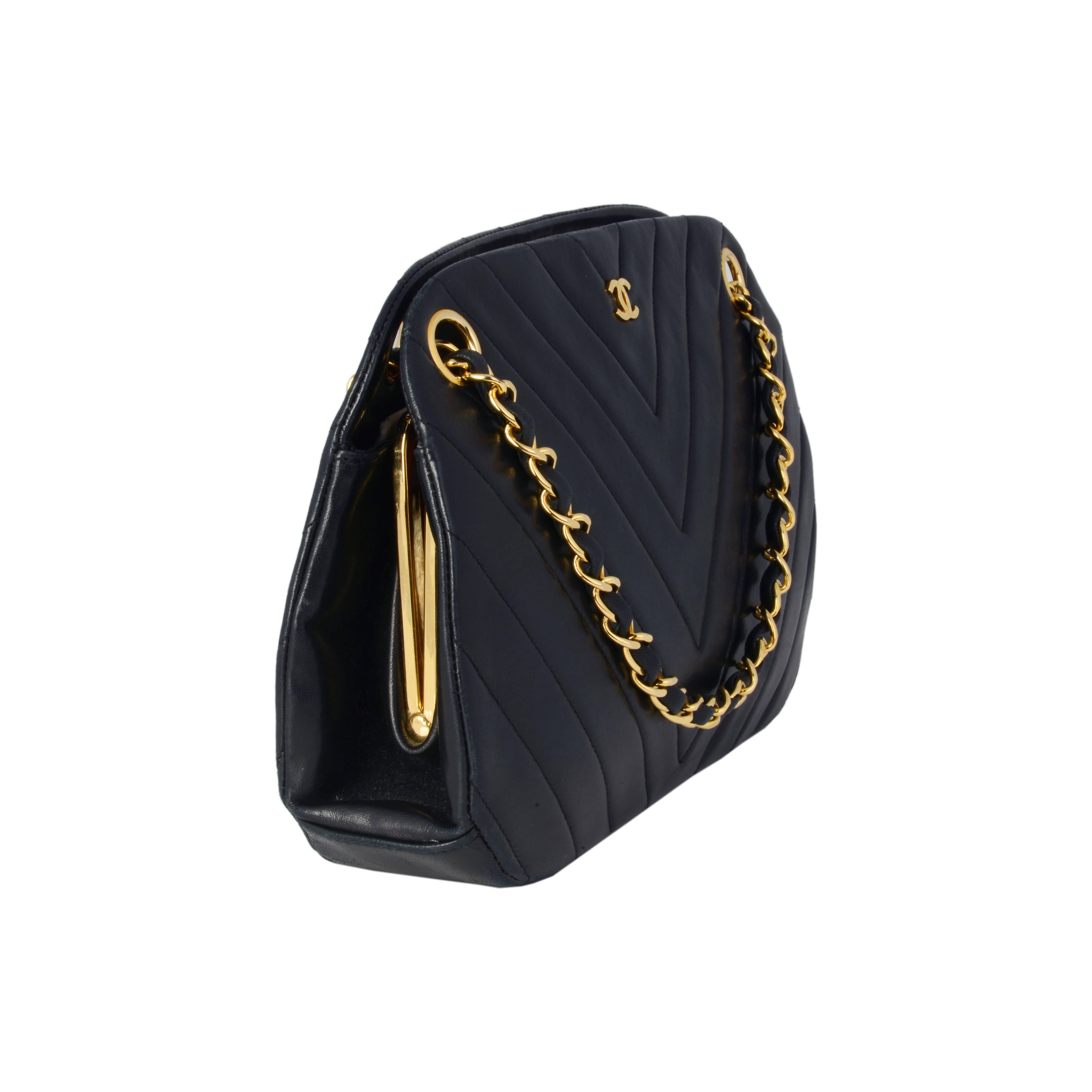 Expertly crafted from navy blue lambskin, this unique v stitch bag features gold chain and navy leather straps, and a top clasp closure. Inside there is a red leather main internal compartment and an internal pocket for all your daily essentials.