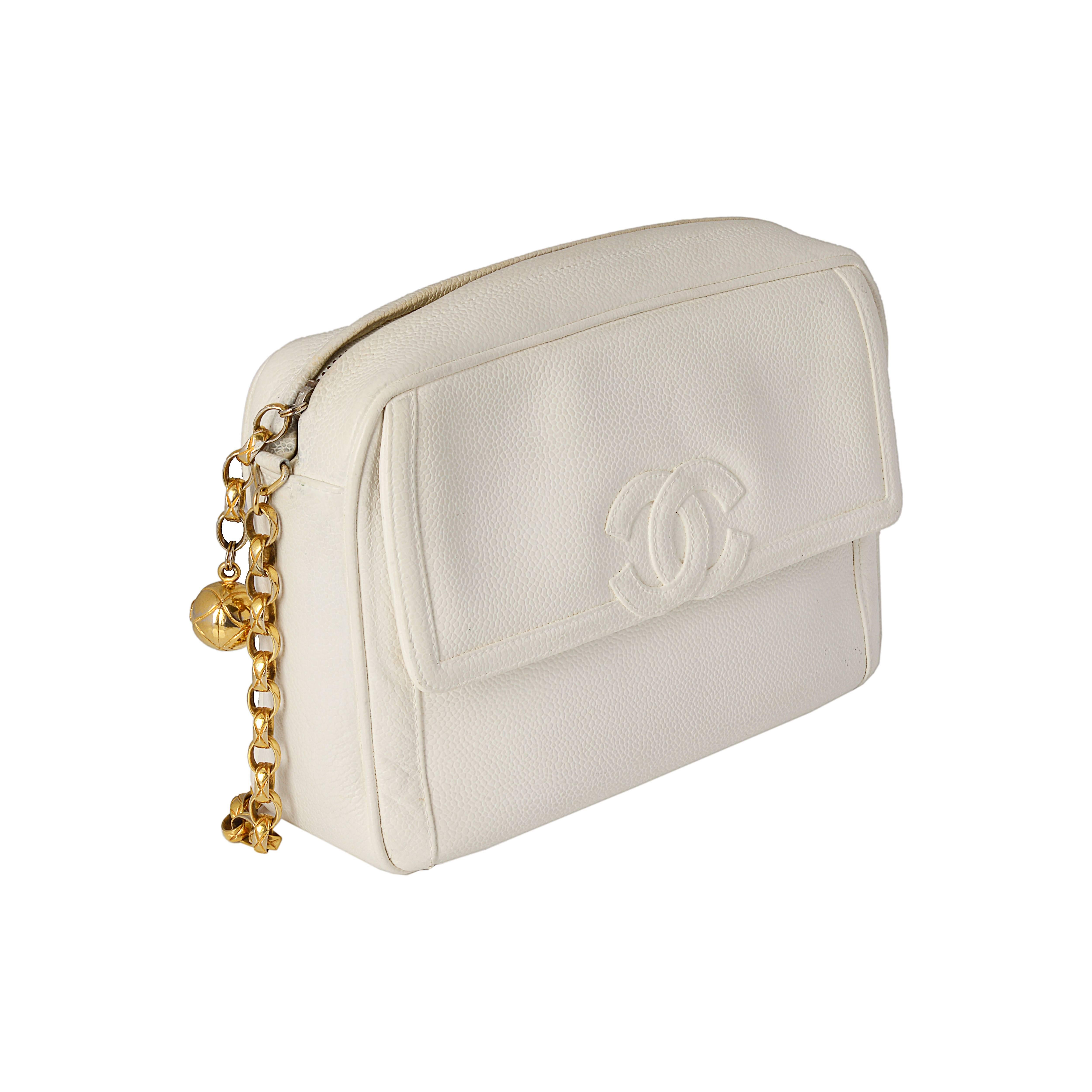 This elegant Chanel bag featuring gold-tone hardware is the perfect everyday bag. The interior compartment fits all your daily essentials. The exterior features an interlocking 'CC' logo and front flap compartment. The striking gold chain strap adds