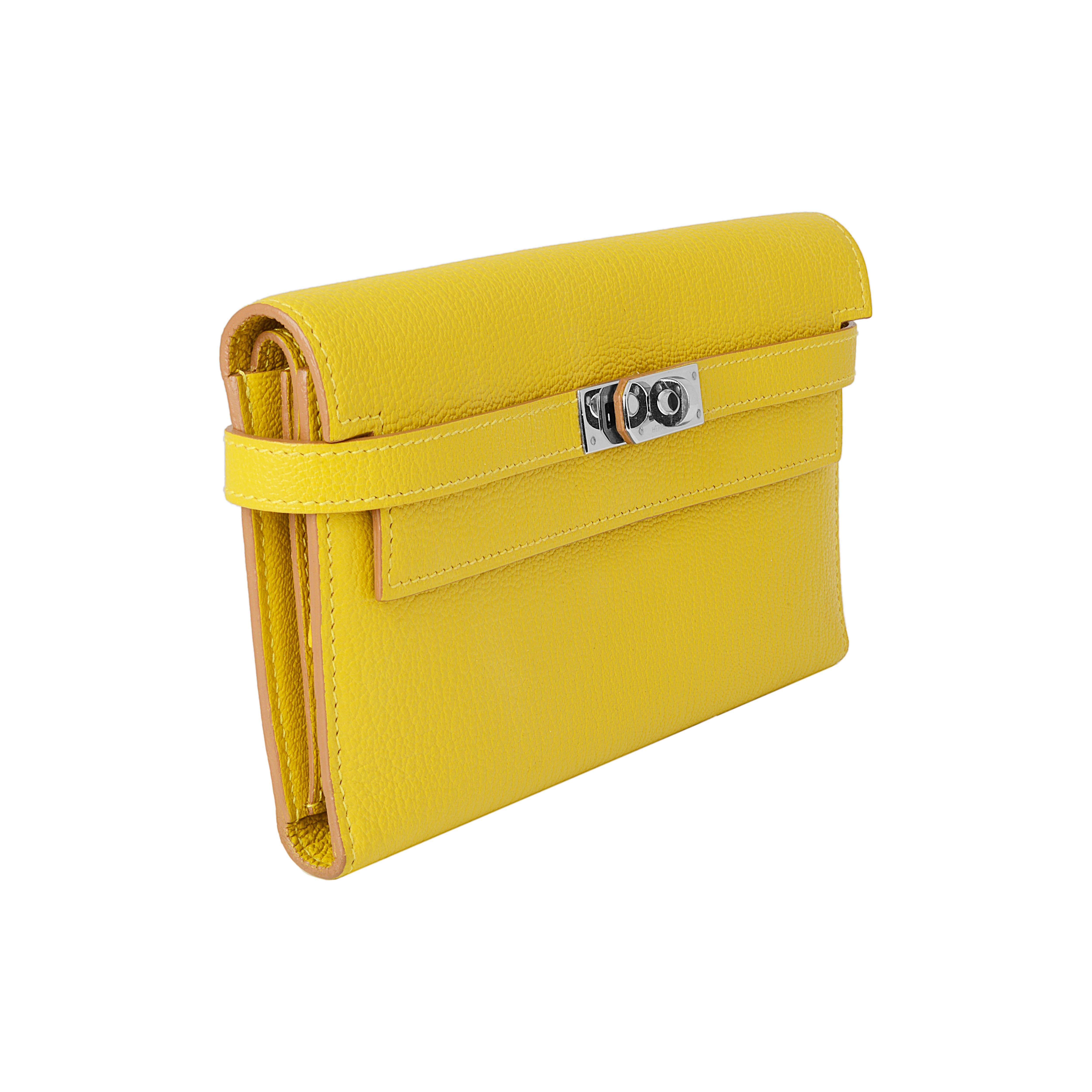 This striking cumin yellow wallet is the perfect bold accessory. Open the palladium Hermès closure on the flap to the leather lining with a center zipped section, a space on either side, two long sections, and twelve credit card slots. 

Colour: