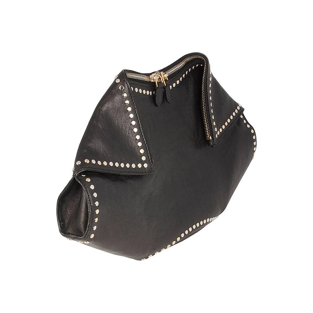 Alexander McQueen's Black De Manta Clutch is a spotlight-stealing statement must-have. It's crafted from beautifully soft leather and is finished off with an embossed leather logo patch. Studded calfskin shapes a distinctive frame for this