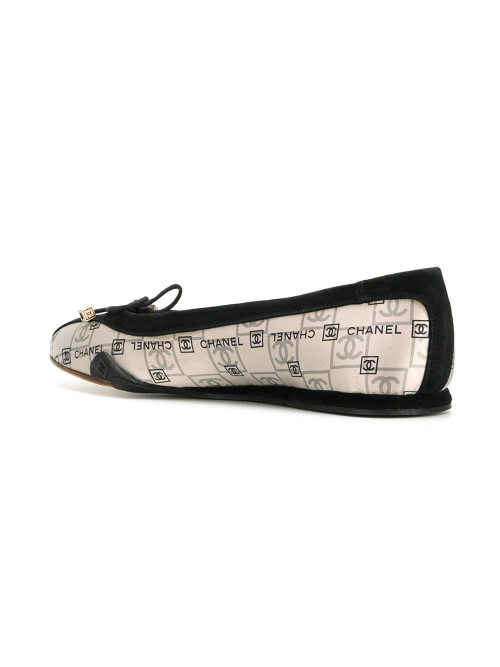 These ballerinas were crafted from beige and grey silk satin and black suede, displaying a comfortable branded leather insole. The pair features a logo allover pattern and round toes, embellished by a front bow, which is finished with interlocking