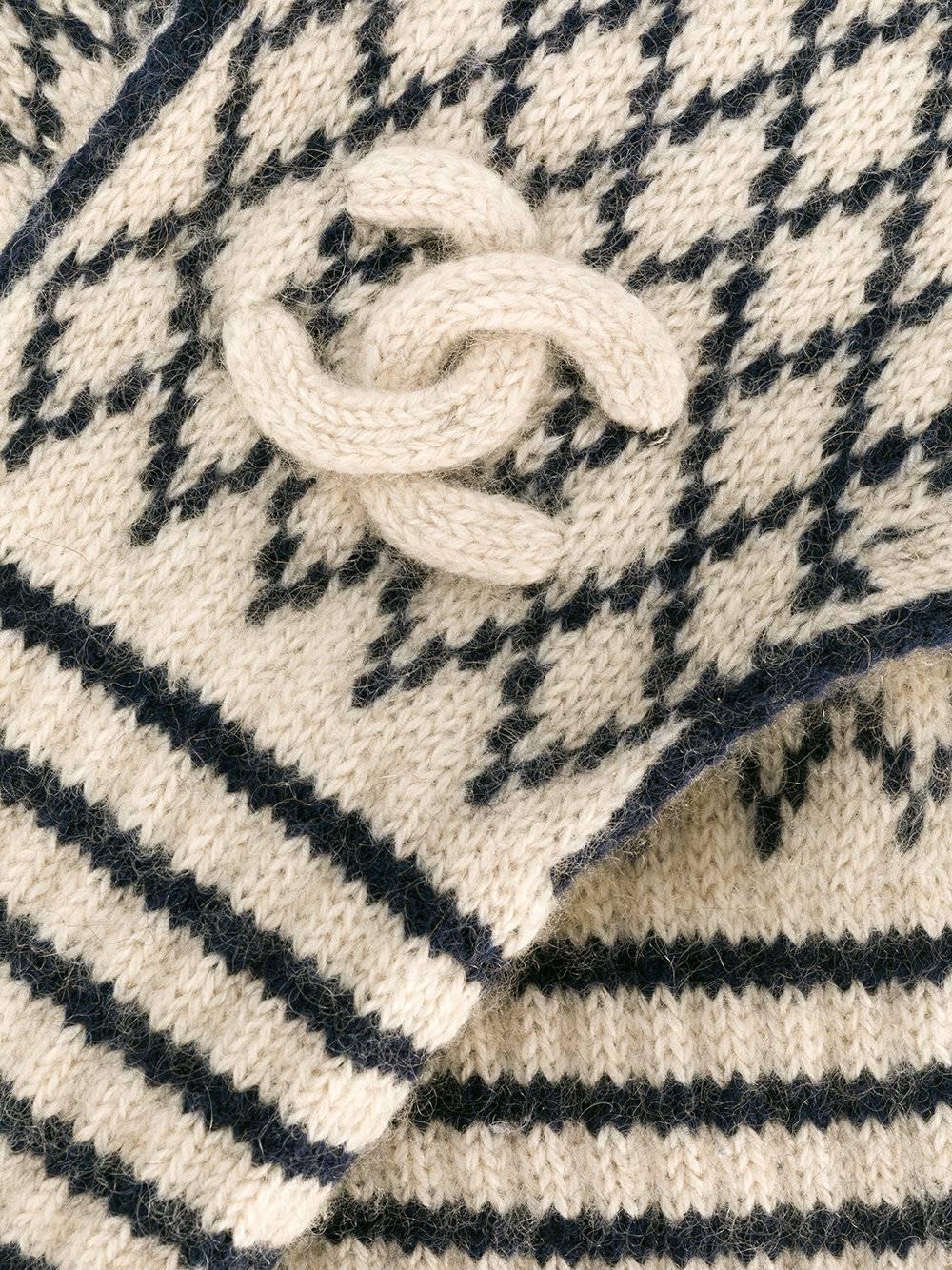 Crafted in the United Kingdom, these mittens were fashioned from pure delicate knitted cashmere. They feature elasticated cuffs, a geometric pattern and a knitted interlocking CC patch.

Colour: Cream & Navy

Composition: Cashmere

Condition: 8/10