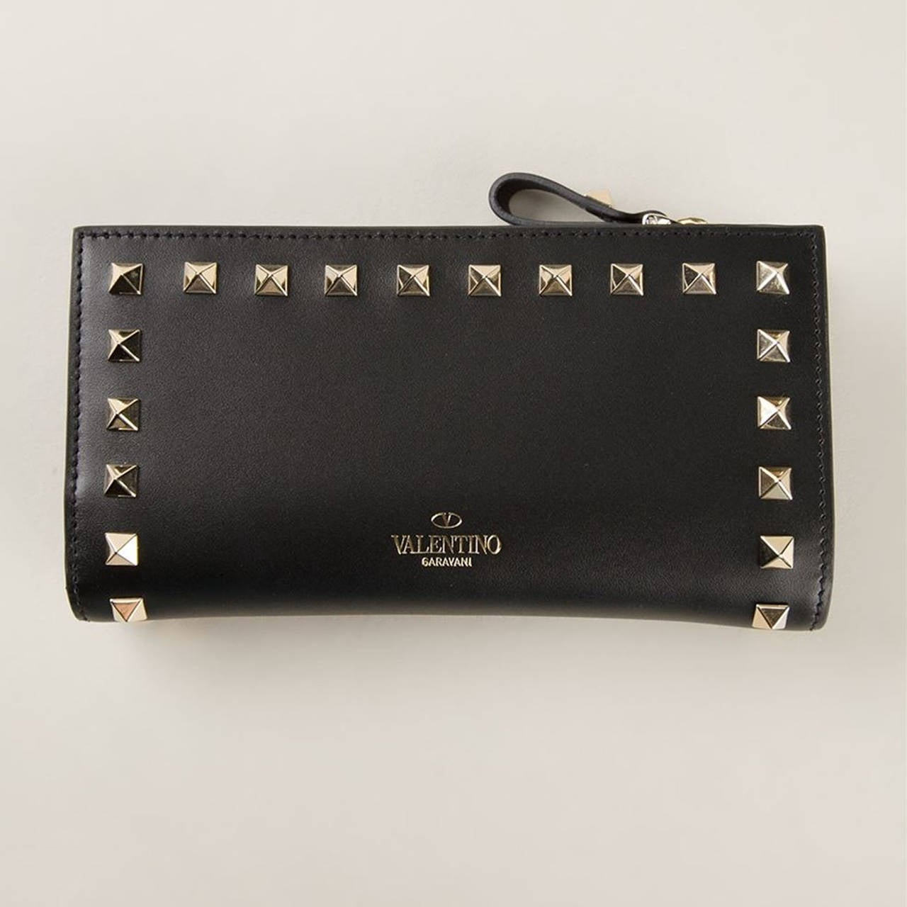 This Valentino Garavani wallet features a snap button closure, gold-tone Rockstud embellishments, a back embossed logo stamp, an interior zipped compartment and multiple interior card slots.

Measurements: height: 10 cm, depth: 3 cm, width: 18