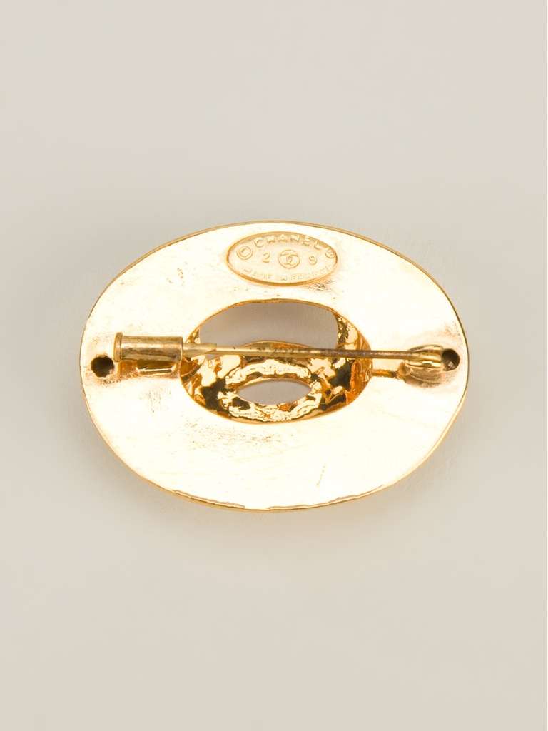 This gold-plated metal oval brooch by Chanel features a CC logo detailing and a pin fastening.