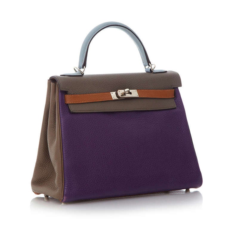 This very rare Hermès Kelly Arlequin is a highly collectible limited edition, made from clemence leathers in a set of different colours and the classic hardware in palladium. It boasts a twist-lock a leather lining as well as three pockets: two