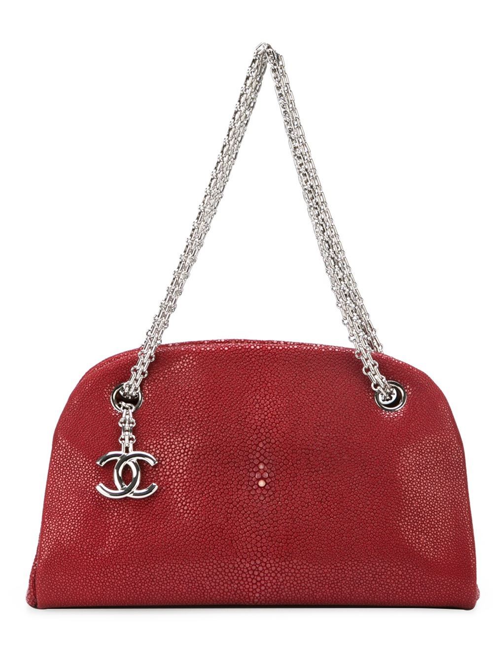 This red stingray half moon tote from Chanel features an open top design, a chain shoulder strap, a logo charm, an internal zipped pocket, an internal slip pocket, an internal framed compartment and a logo plaque clasp fastening. 

Colour: