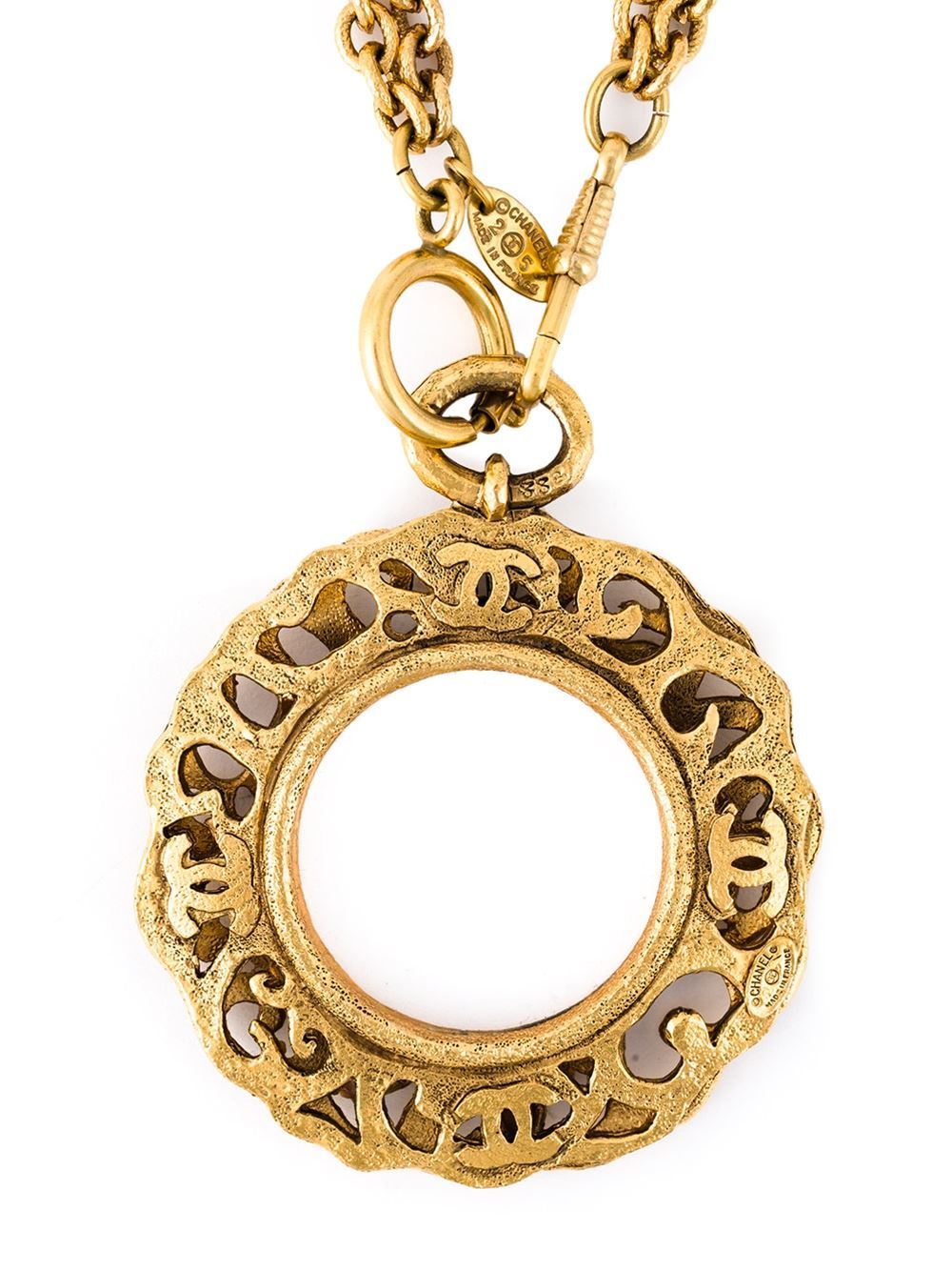 This gold-tone metal cut-out pendant necklace from Chanel features a rolo chain, a spring-ring fastening, a hook clip fastening and a gold-tone logo plaque.

Colour: Gold

Material: Metal

Measurements: length: 45 centimetres, pendant length: