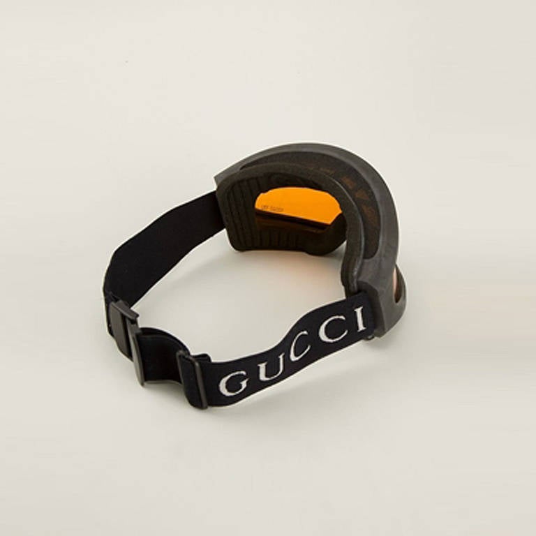 Stay stylish in the piste with these black ski goggles from Gucci Vintage featuring a branded adjustable fit and gradient lenses.

Colour: Black

Material: 100% PVC
Condition: 8 out of 10
Very Good