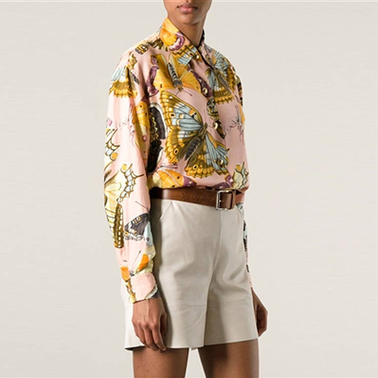 Pink tonal silk butterfly shirt from Gucci Vintage featuring a classic collar, a front button fastening, button cuffs and a straight hem.

Colour: pink, yellow, blue, purple

Material: Silk
Size: 40 IT
Measurements: bust: 108