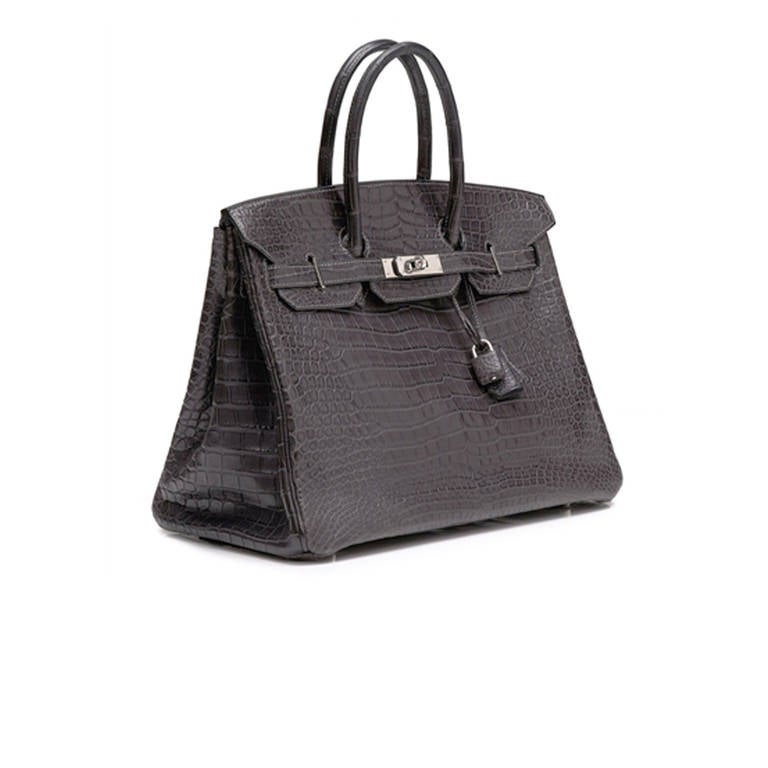 Hermès 35cm Grey Graphite Crocodile Birkin Bag.  	

This 35cm Birkin is crafted in Grey Graphite Crocodile Leather and is accented with the brand’s signature palladium hardware. Its interior boasts 2 pockets one zipped and the other open. The bag