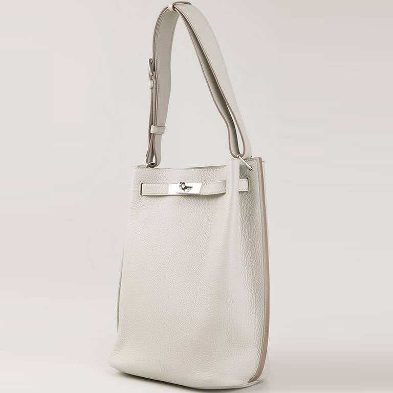 This classic understated So Kelly bag from Hermès features a minimalistic design that makes it a super versatile piece. Comes with an adjustable leather strap with silver buckle and silver hardware and is the perfect size to hold all your