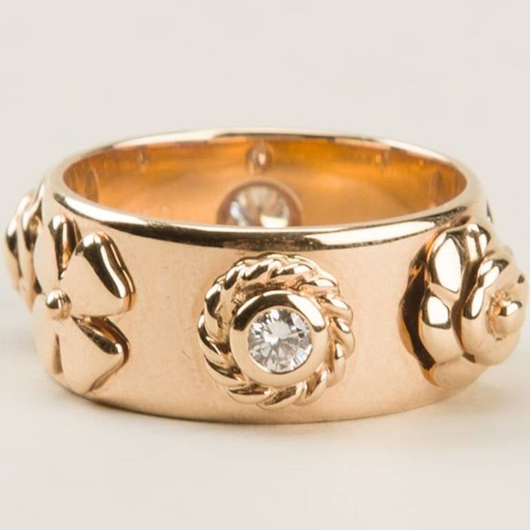 Unique 18kt Gold vintage Chanel embossed floral motif ring featuring faceted diamond stud detailing.

Material: 18K Gold, diamond

Measurements: circumference: 55 millimetres

Condition:Condition: ★★★★ excellent condition.
Next-to-new, hardly