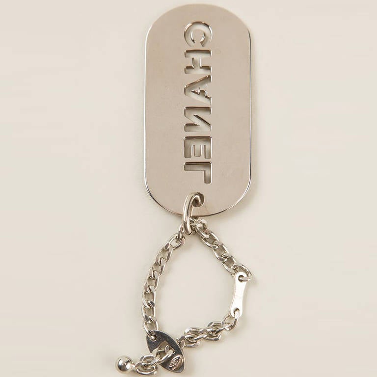 Chanel Vintage Militar Chain Keyring. Silver tone militar chain from Chanel Vintage featuring a logo charm and a curb chain.

Measurements:height: 6 centimetres, width: 3 centimetres, 

Condition: Excellent