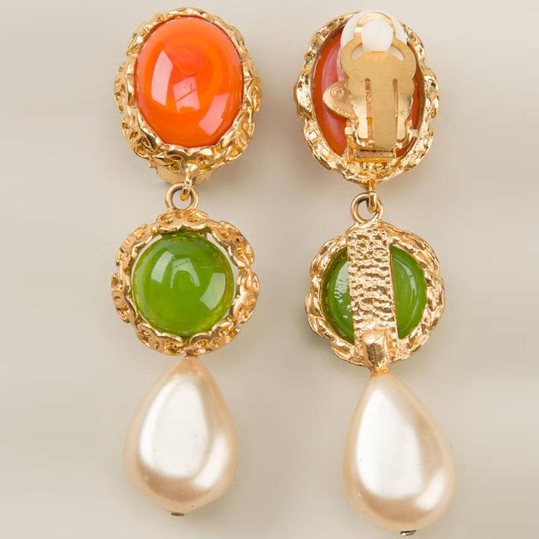 Chanel Vintage Pendant Clip-On Earrings.Gold-tone, orange and green pendant clip-on earrings from Chanel Vintage featuring a gold-tone chain trim, a drop pearl detail and colored glass stones.

Measurements:  height: 6.5 centimetres

Condition: