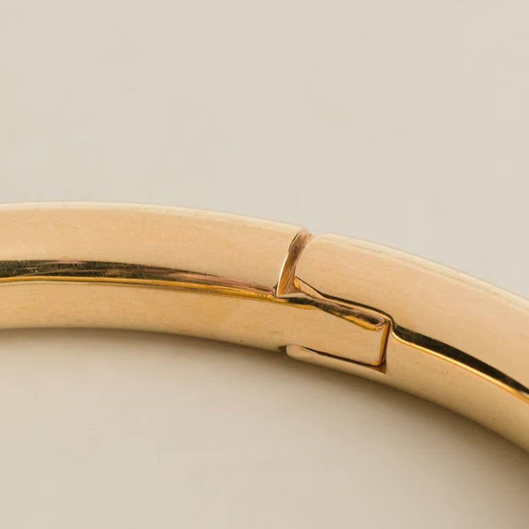 Gucci Vintage Screw Bangle. Gold plated screw bangle from Gucci Vintage featuring a hinge closure. 

Material: Gold Plated Metal

Measurements: circumference: 17 centimetres

Condition: Excellent 9 out of 10