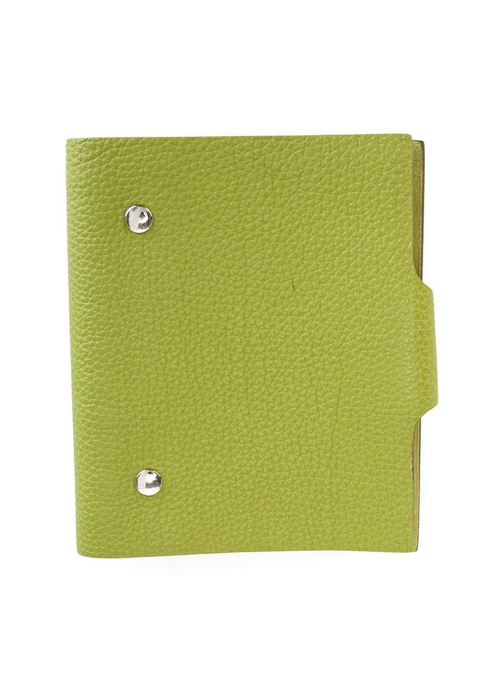 Lime green leather cover notebook featuring a snap button closure.

Colour: Lime Green

Material: Paper 70% Leather 20% Plastic 10%

Measurements: W: 13cm L:16cm

Condition: 8.5 out of 10
Very good