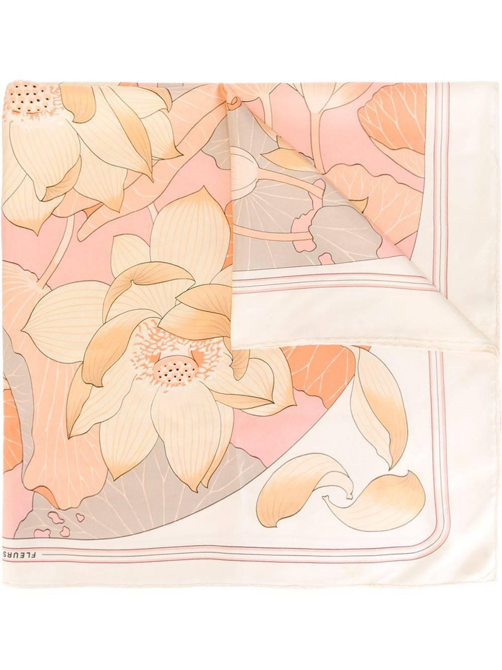 Pink silk “Fleurs De Lotus” scarf featuring a floral print. 

Colour: Pink

Material: Silk 100%

Measurements: W: 90 cm L: 90cm

Condition: 9 out of 10
Excellent