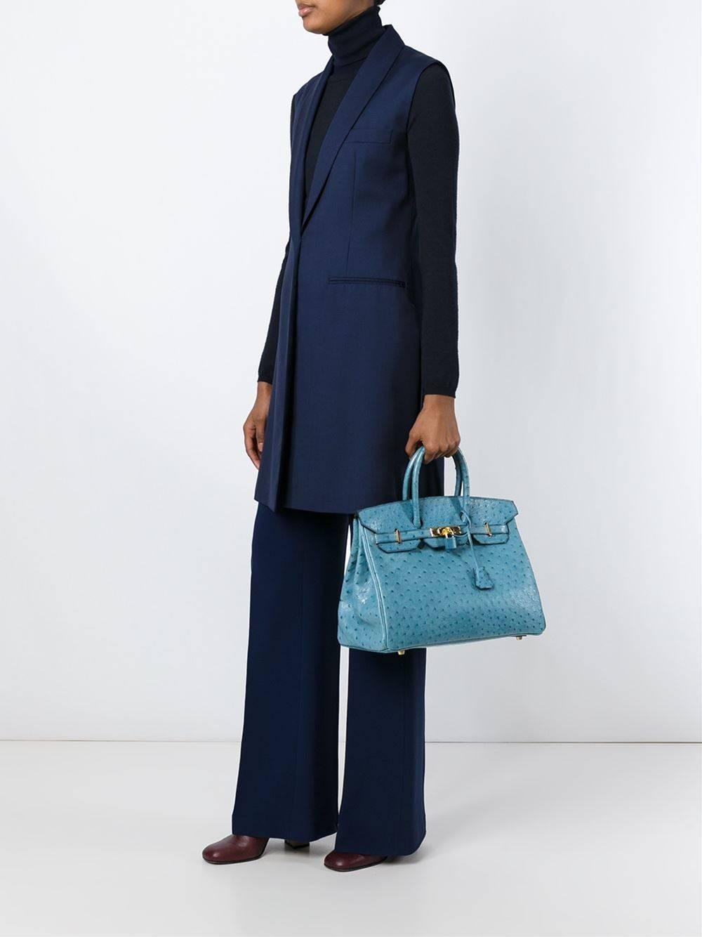 Exquisite Hermès Blue Jean Birkin bag, crafted in ostrich leather. Featuring gold- plated hardware and lined in blue jean leather this bag boasts one zipped and one open pocket.

This bag comes with its original lock and key.

Material: Ostrich