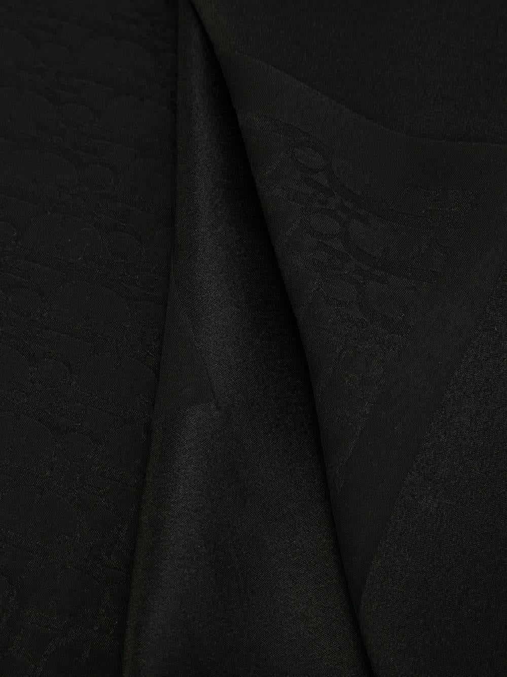 Black shell square scarf.

Colour: Black

Material: Shell 100%

Measurements: W: 90cm, L: 90cm

Condition: 10 out of 10
Excellent