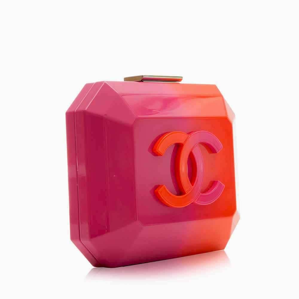 This Chanel item perfectly colour blocks pink and orange making it a fashion standout. The plexiglass bag includes palladium hardware, a chain link strap with pink & orange leather and a CC logo on the front of bag.

Colour: Pink & Orange