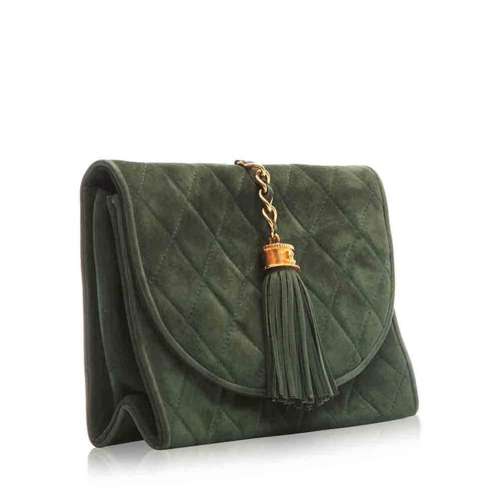 A beautiful green quilted Chanel clutch. The stunning design features gold-plated hardware, internal zip-pocket and a fringe tassel with a CC logo.

Colour: Green

Material: Suede

W: 19cm H: 14cm D: 5cm 

Condition: 7/10