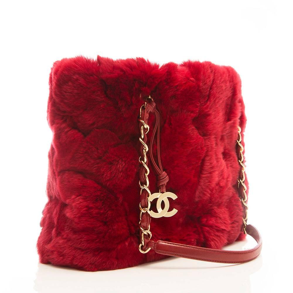 A bright Chanel piece for daring style. This expertly crafted handbag features a spacious compartment, internal zip-pocket, chain & leather link strap and a CC logo attached.

Colour: Magenta

Material: Rabbit Fur

W: 28cm H: 24cm D: 6cm