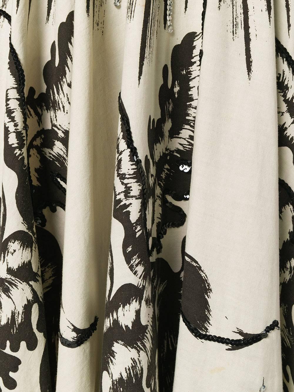 In an iconic silhouette from the decade, this vintage 1950s skirt is flatteringly cut with a cinched waist that blossoms into a full skirt. From the label Lily Montez, the monochrome skirt features a print of painterly strokes.

Colour: Off-white,