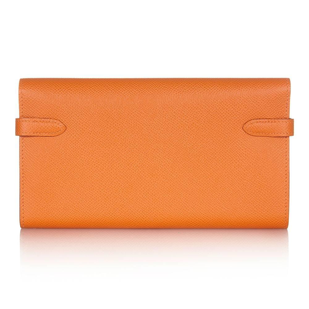 This wallet is quintessential Hermès, showcasing the iconic design of the Hermès Kelly tote bag in the brand’s famed shade of Orange. Crafted from the highly scratch-resistant Epsom leather, this wallet features 12 card holders, two slip pockets