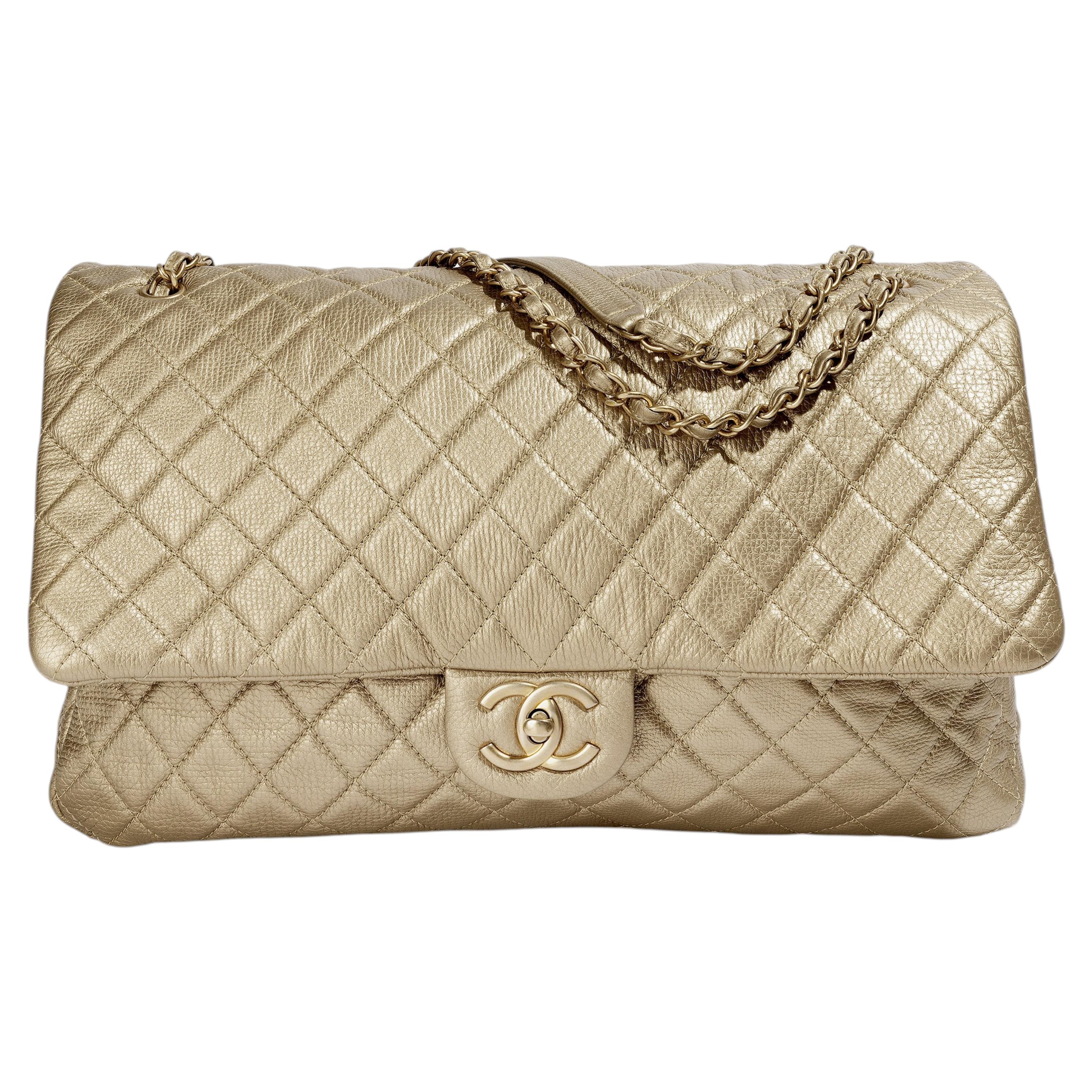 Borsa da viaggio Chanel XXL con patta, color oro metallizzato