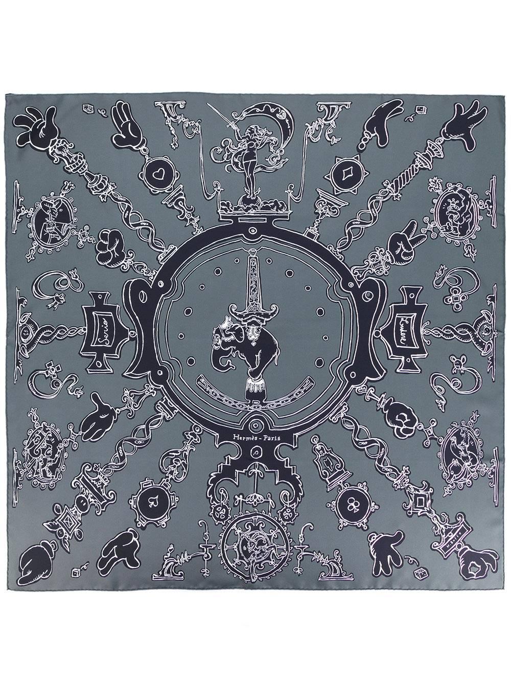 This Hermès silk scarf is printed with illustrations of trinkets and charms, with the brand name written in script. Its neutral tones will blend seamlessly into your wardrobe.

This item includes its original Hermès box.

Colours: Pewter green,