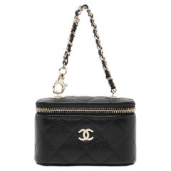 Pendentif Chanel en forme de mini-trousse de toilette matelassée Caviar, noir