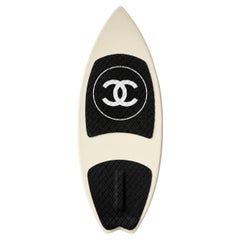 Tabla de wakesurf Chanel 2019 en blanco y negro con el logotipo CC y almohadillas antideslizantes