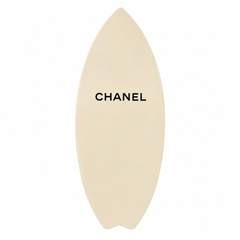 Tabla de wakesurf Chanel 2019 en blanco y negro con el logotipo CC y almohadillas antideslizantes