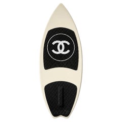 Tabla de wakesurf Chanel 2019 en blanco y negro con el logotipo CC y almohadillas antideslizantes