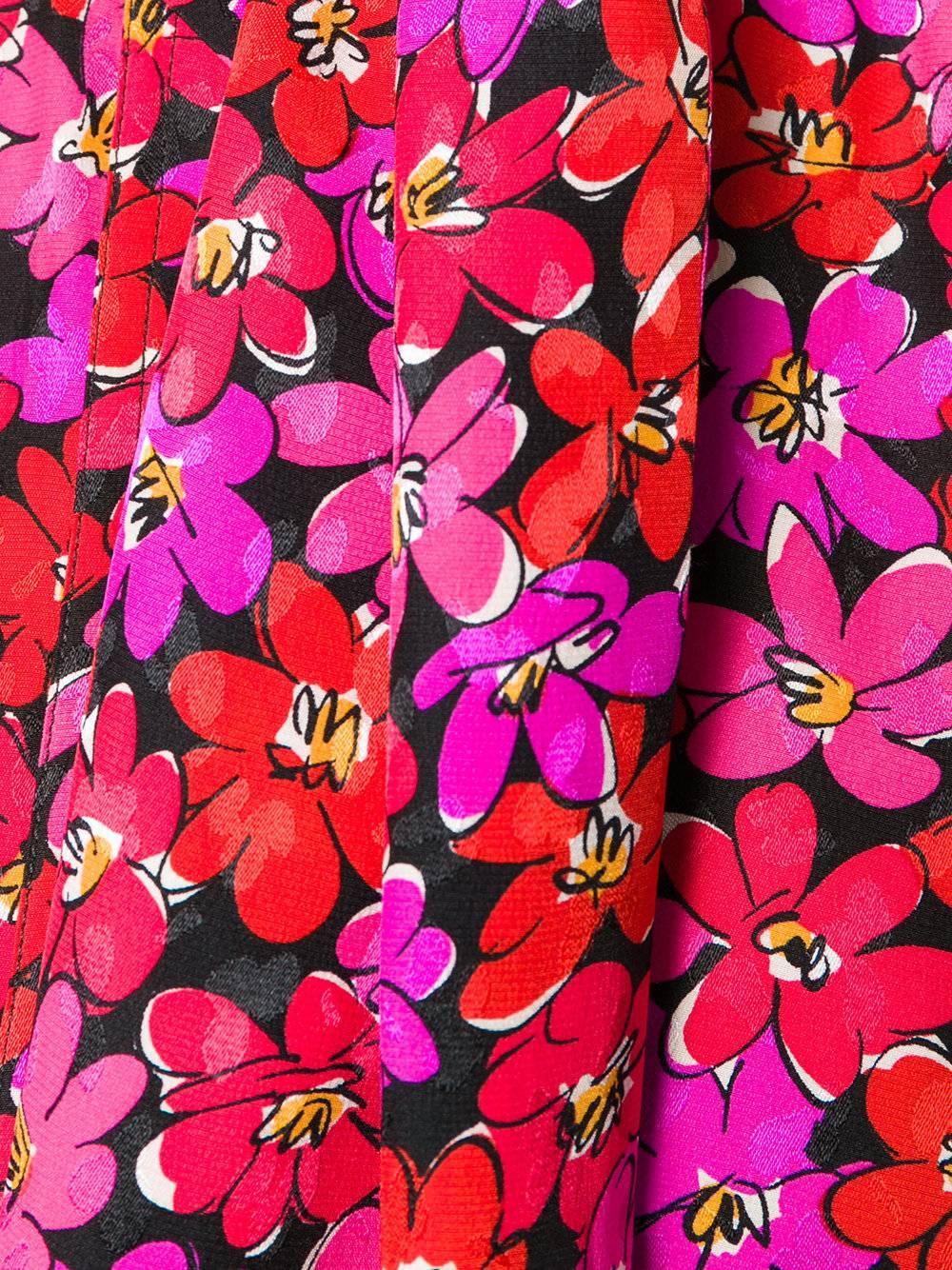 This Yves Saint Laurent silk blouse is decorated with a lively floral print. Shaded in tones of pink, purple and red for an effect that is utterly feminine.

Colour: Black, Red, Purple, Pink

Material: Silk 100%

Size: 38 FR / 42 IT / 10 UK / 4 - 6