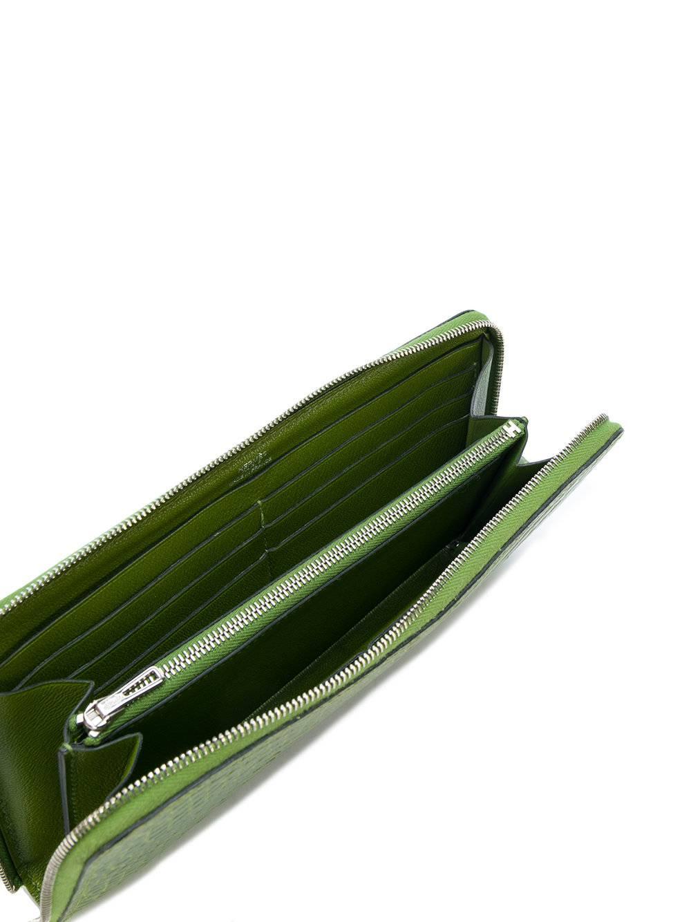 Diese elegante, leuchtend grüne Hermès-Brieftasche aus Krokodilleder mit Reißverschluss verfügt über mehrere Kartenfächer im Inneren und ein internes Reißverschlussfach.

Farbe: Grün

Zusammenstellung: 100% Krokodilleder

Abmessungen: Tiefe: 2 cm,