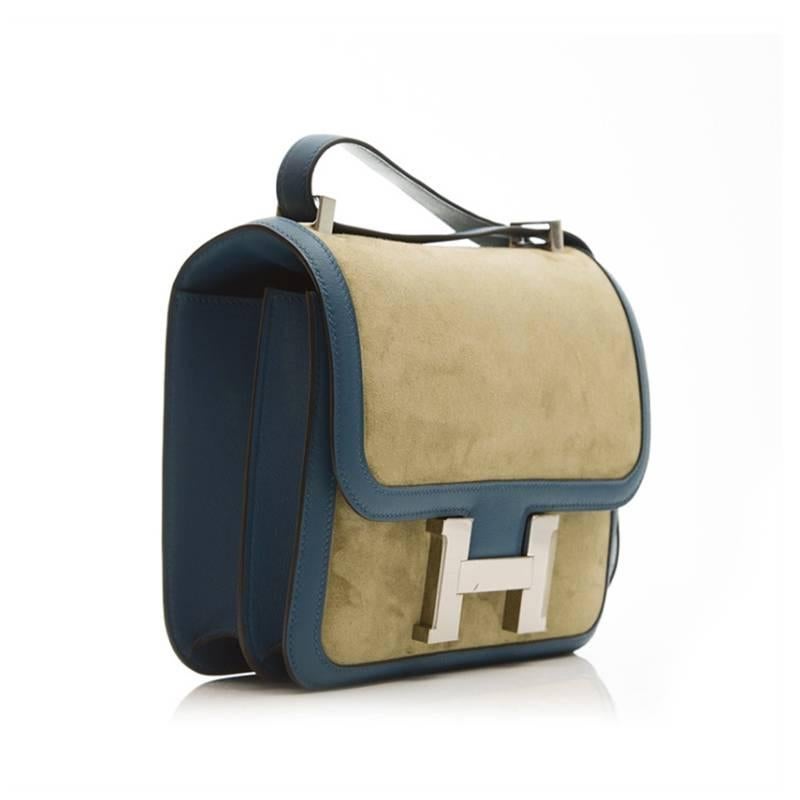 Reminiscent of Hermés equine heritage, this Constance bag is crafted from two-tone suede leather, with silver hardware on the bag face and shoulder strap. On the inside, there are two compartments and two pockets, one large and one zipped. 