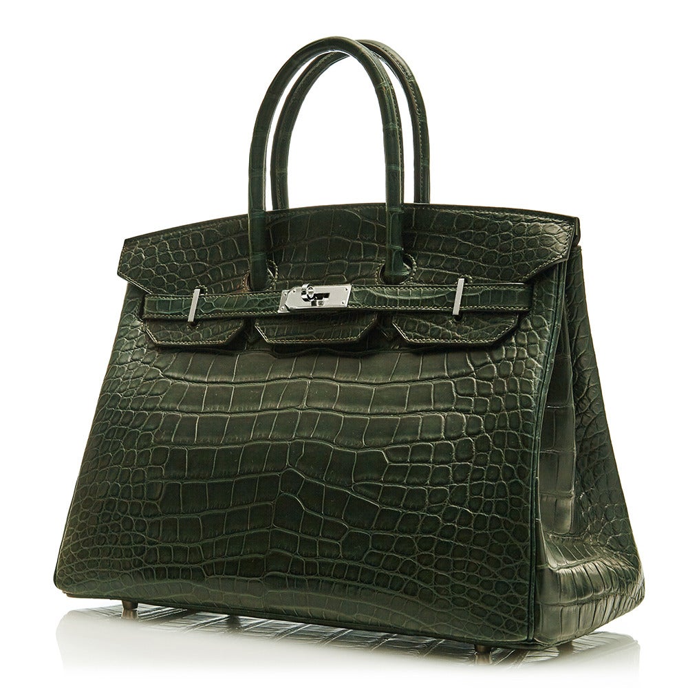 As exquisite displays of cratsmanship are second-nature to Hermès, this  Dark Green Birkin is no exception. Featuring a sublime crocodile leather in an understated racing green colour, this piece is effortlessly classic. The interior features a