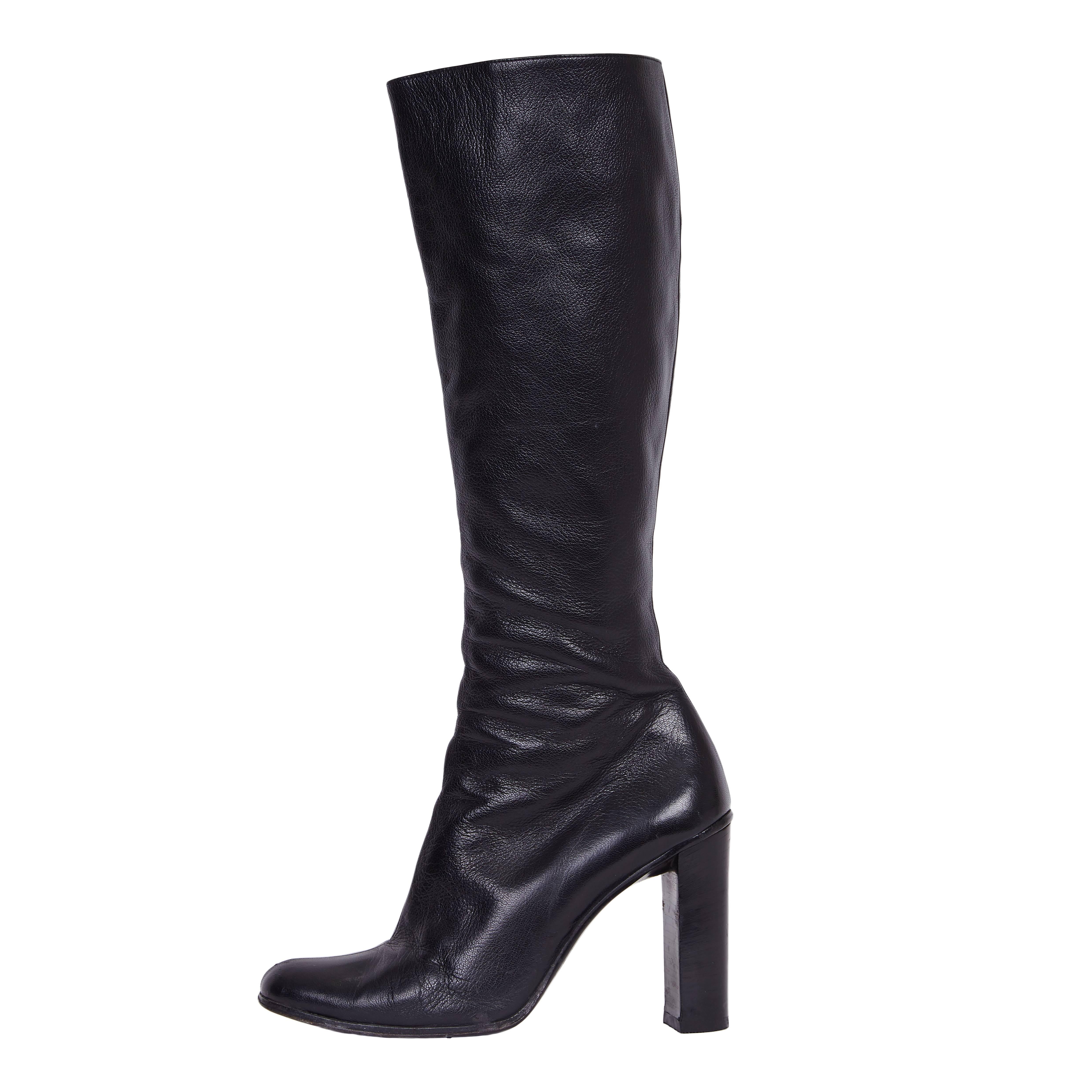 Exude the cosmopolitan appeal of Tom Ford’s Gucci with this pair of knee-high leather boots, circa 1999. In a sleek silhouette, these Gucci boots are crafted in black leather, finished with a block heel, side zipper and a prominent monogram in