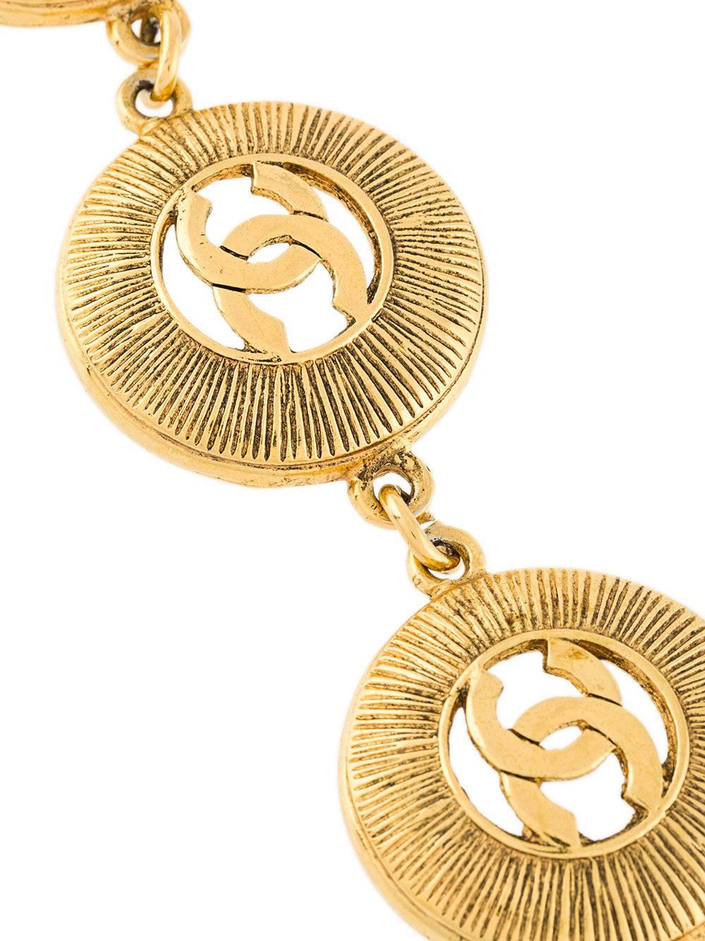 This timeless gold-tone logo medallion bracelet from Chanel features four CC discs, a lobster clasp closure, a signature interlocking CC logo and a chain link strap.

Colour: Gold

Material: Gold Plated Metal (Other)

Condition: 9.5 out of 10
Very