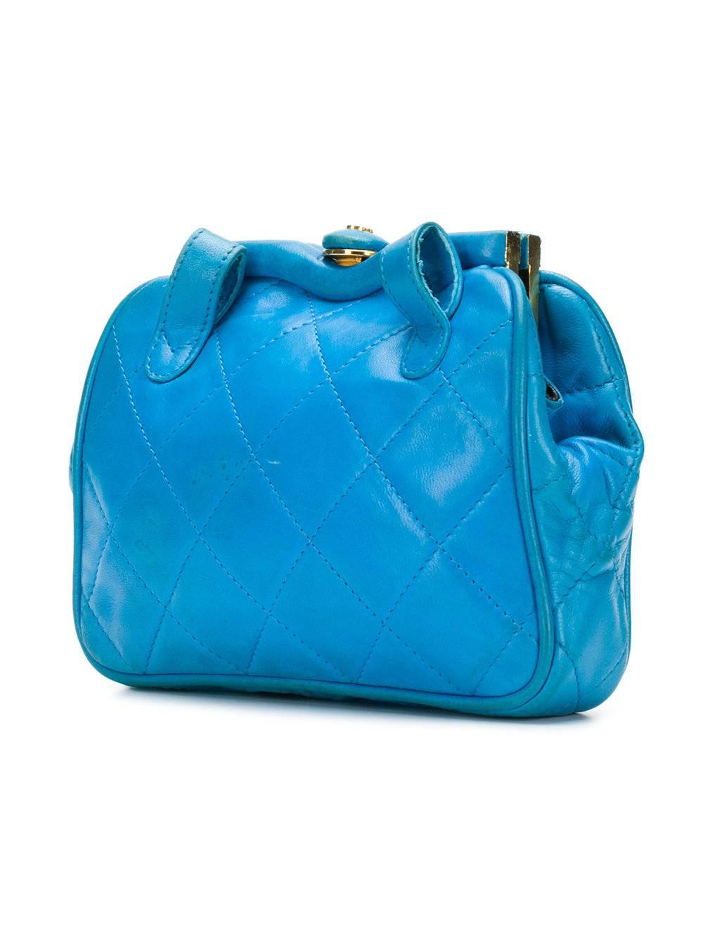 In a stunning peacock tone, this Chanel quilted belt bag is casual yet sets off any outfit. This bag features a hanging tassel, an internal zipped pocket and a chain strap. 


Colour: Peacock Blue

Composition: Lambskin Leather

Measurements: L: