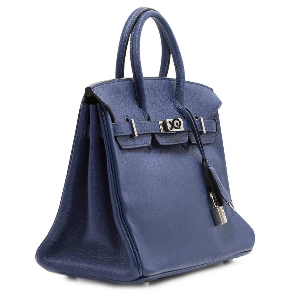This luxurious Birkin bag from Hermès is a true testament to the quality of the house's craftsmanship. Exuding timeless style and elegance, perfect for any occasion with Blue De Malte Chevre leather and beautiful silver-tone palladium hardware. The